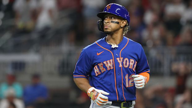 Mets star Francisco Lindor jogs on the field.